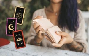 El futuro en tus manos: Tarot y quiromancia al estilo digital