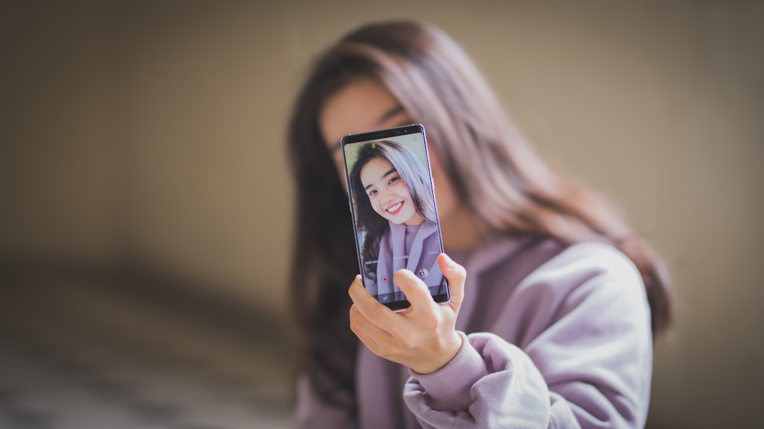 Rejuvenece tus fotos fácilmente con este app de IA